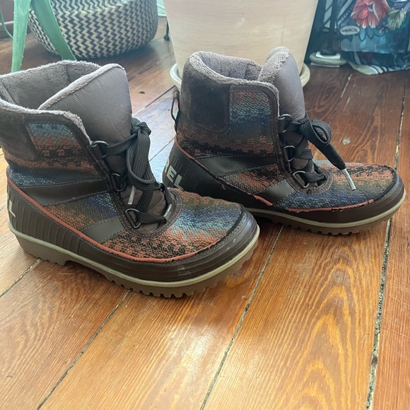 Sorel, 7.5 winter boots, brown and tribal print. - Picture 2 of 6
